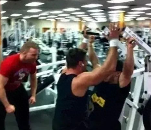 肌肉猛男“大师兄”狂躁健身，追到女神！网友流下了羡慕的泪水