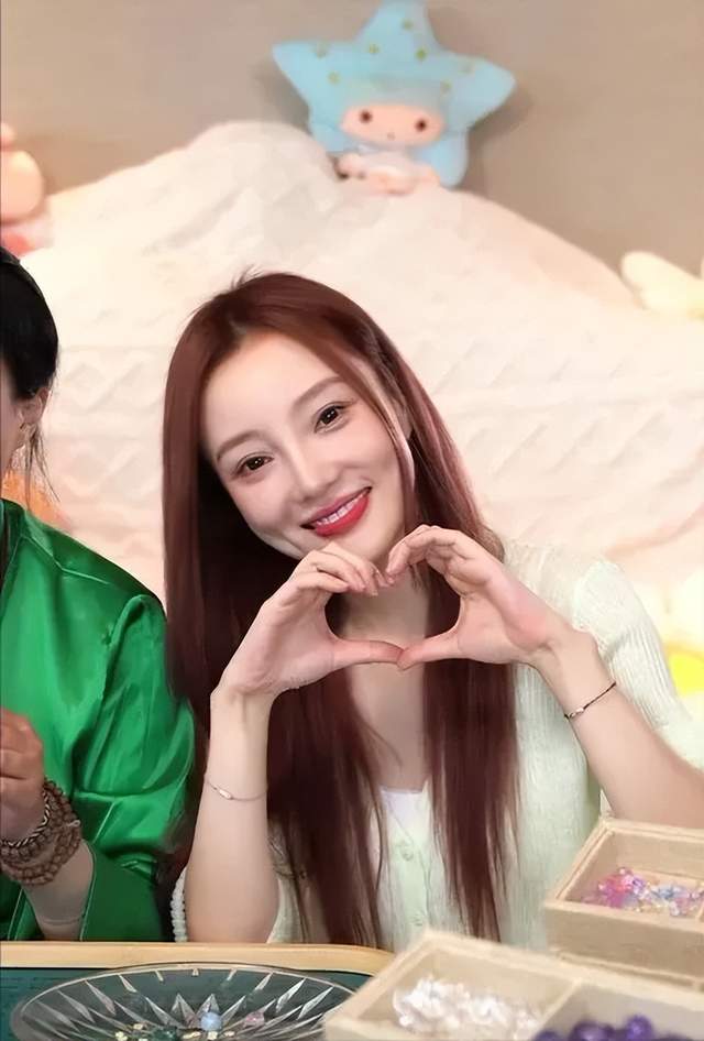 李小璐|李小璐复出直播，效仿董洁想成功“翻身”，圈内多位艺人被波及