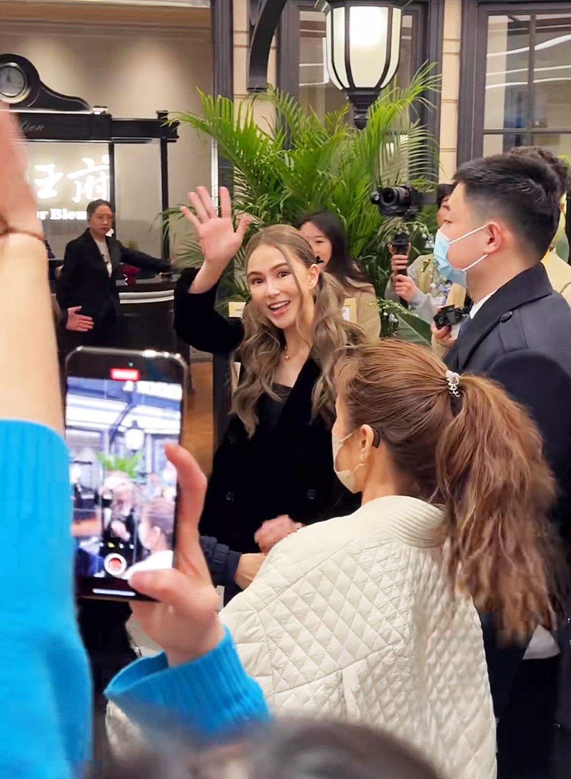 30岁昆凌现身南京，身高165鞋跟至少10厘米，网友：相信周董眼光