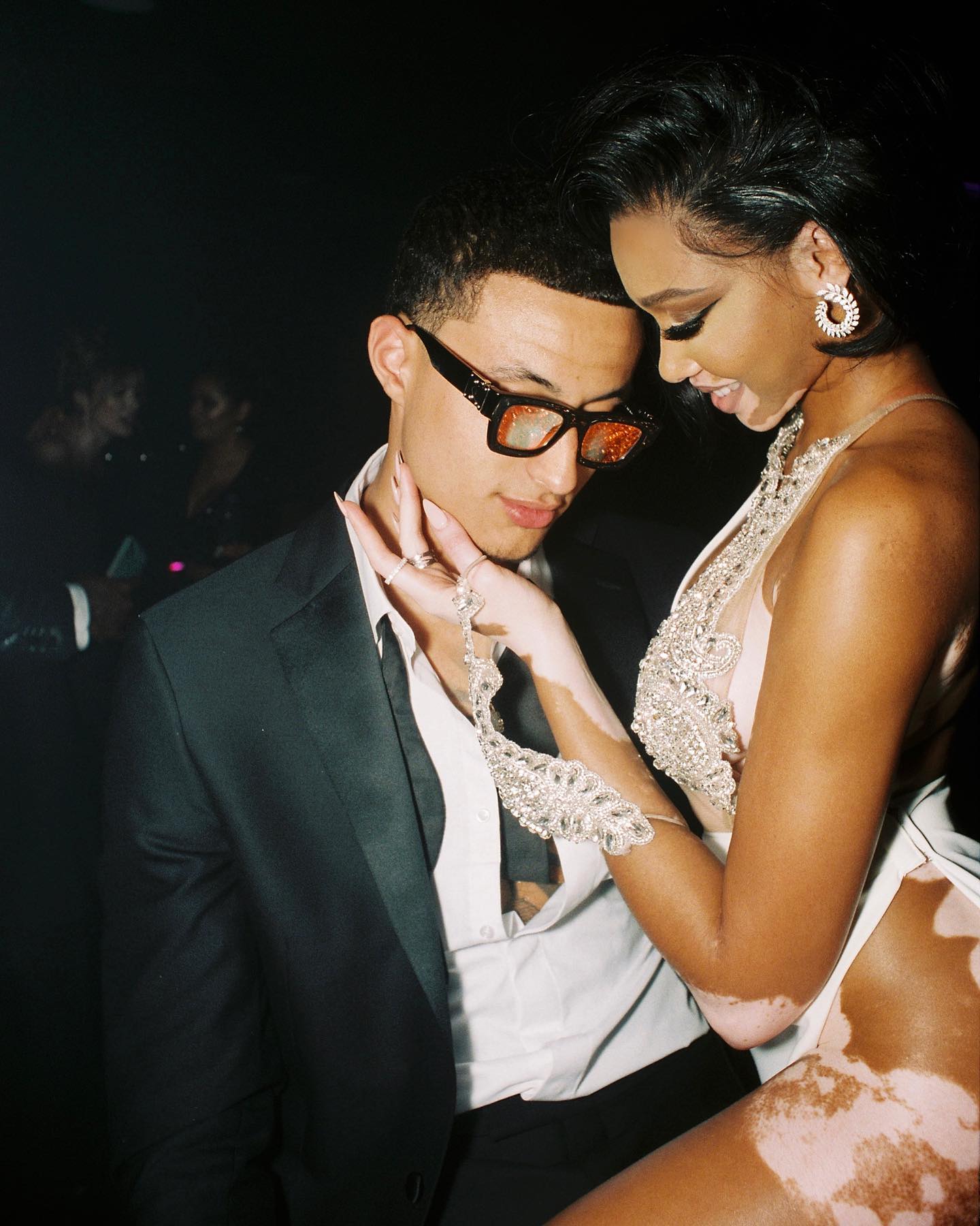 白癜风超模为NBA男友庆生!公开亲吻好甜蜜,她穿迷你裙身材火辣