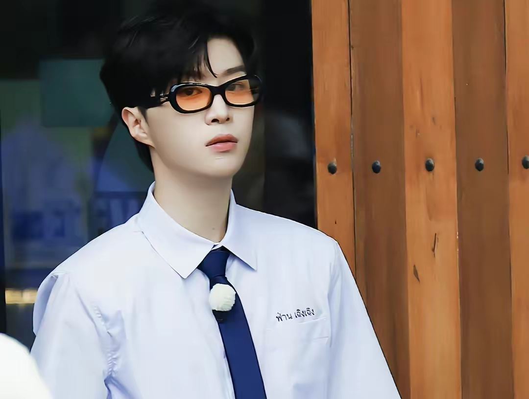 Angelababy|《跑男》收官合影，白鹿稳占C位，baby与导演在一块，范丞丞靠边