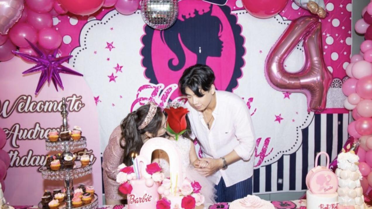 何超盈晒全家福为女儿庆生，暴瘦50斤模样大变，脖子前倾引热议