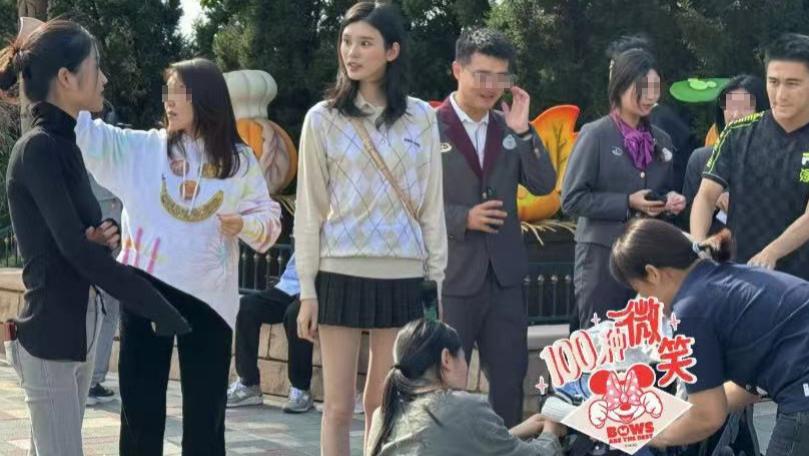 奚梦瑶带娃游迪士尼，获保姆导览簇拥排场大，四太同行为孙子庆生