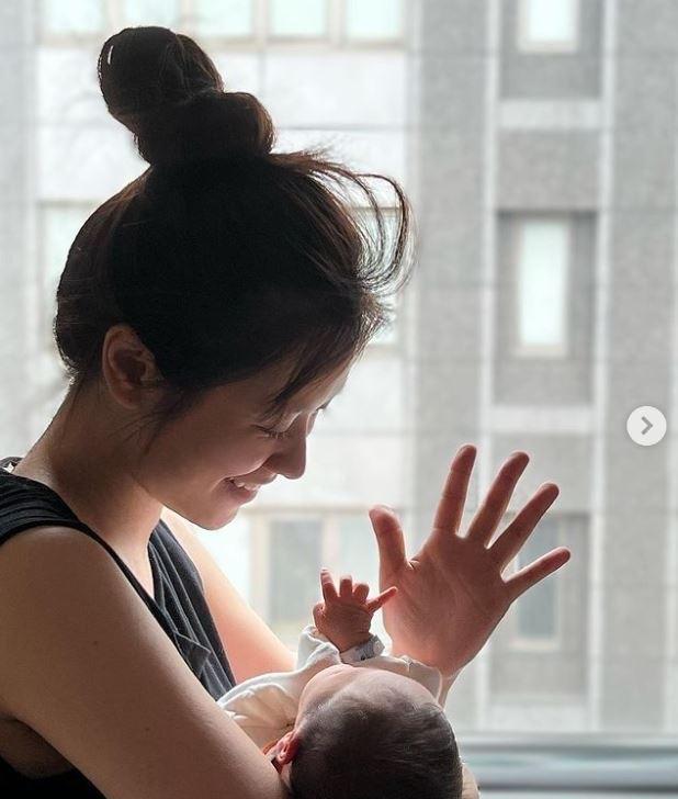 吴宗宪|吴宗宪外孙近照曝光，躺母亲怀中嬉戏超温馨，小初一头发黝黑浓密