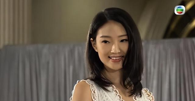 她也突然退圈了...