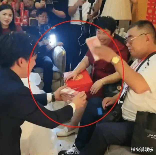 袖珍富豪李喜梅大婚，陪嫁1000W和广州3套房，男方26岁，是演员