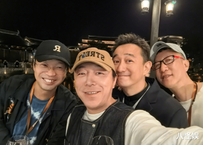 孙红雷夫妇牵手游乌镇，小15岁老婆背百元包包好朴素，气场却超强