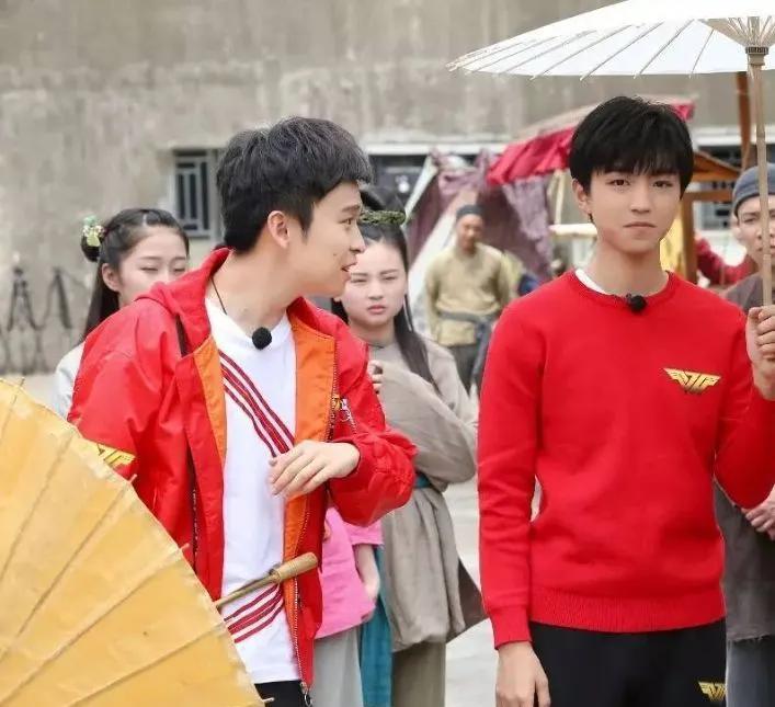 王俊凯|曝知名男星与前女友重修旧好,将其装入行李箱带进酒店