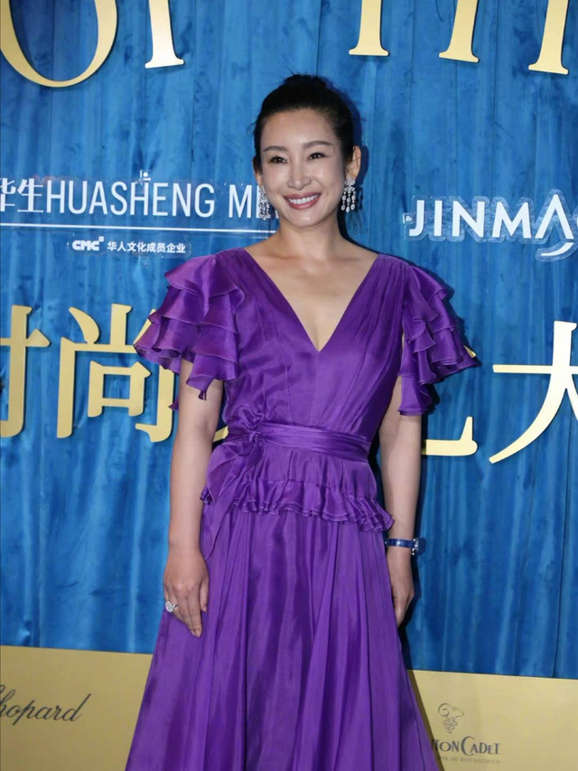 秦海璐 秦海璐又胖又大妈，坚持不减肥追求健康美，穿长裙扭胯太不优雅！