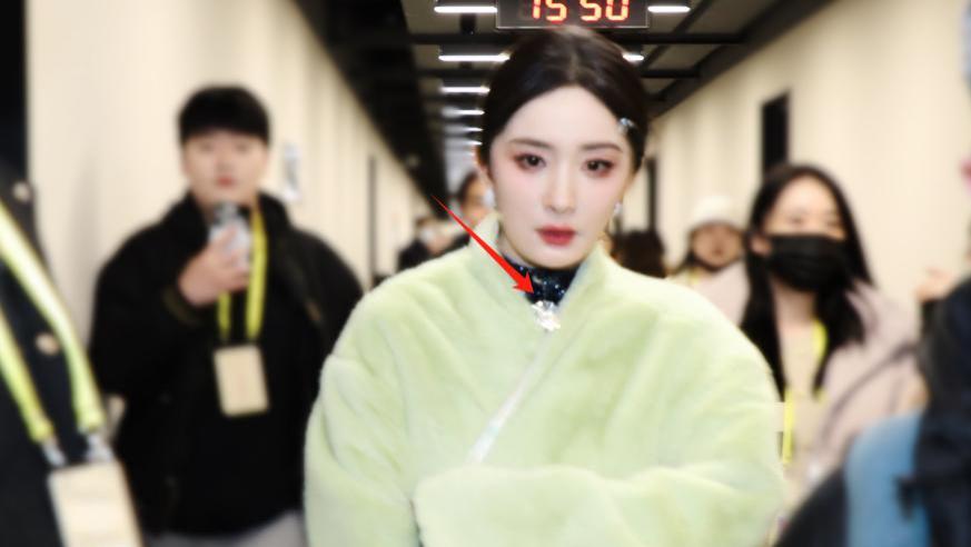 杨幂双台春晚忙不停，身穿平价皮草现身录制，同款被卖断货