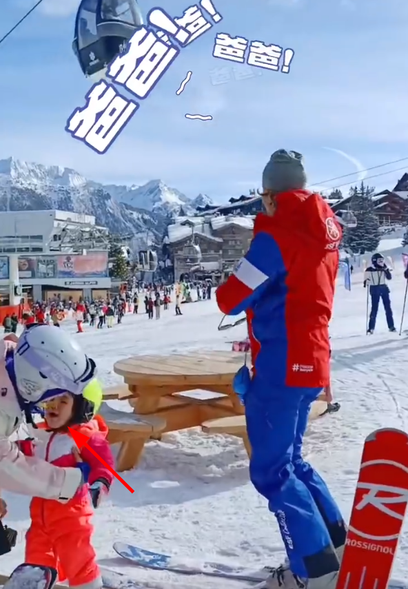 郭碧婷向佐法国滑雪,俩娃罕露正脸,女儿穿汉服,弟弟长得像妈妈