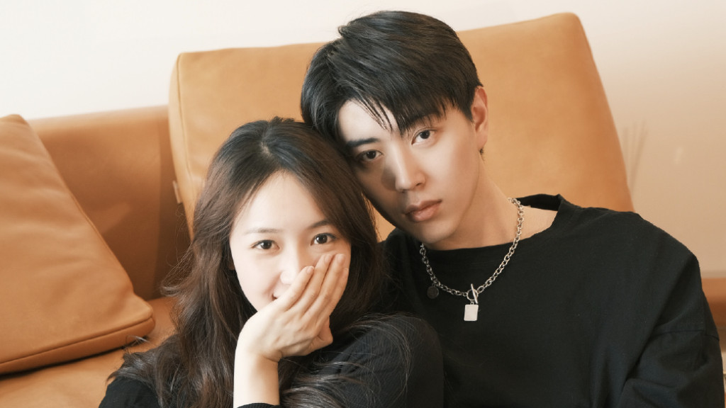 |秦牛正威和孔语浩公开恋情，自带话题加热度，淡黄的长裙也恋爱了