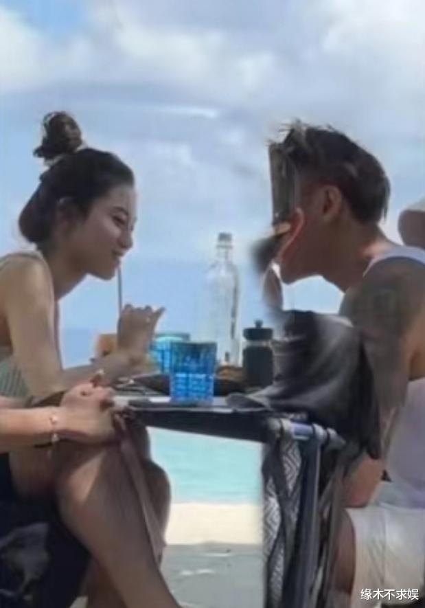 黄子韬徐艺洋马尔代夫被偶遇,两人穿着清凉、头发凌乱、眼神甜蜜