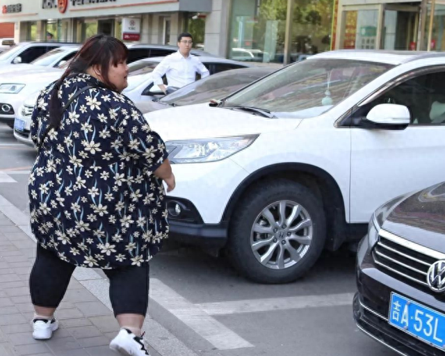 昔日校花被丈夫喂到330斤、睡塌两张床，丈夫：我怕她被别人抢走