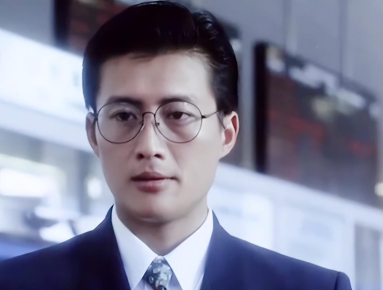 59岁老戏骨疑定居泰国,住别墅,和小16岁娇妻大秀恩爱