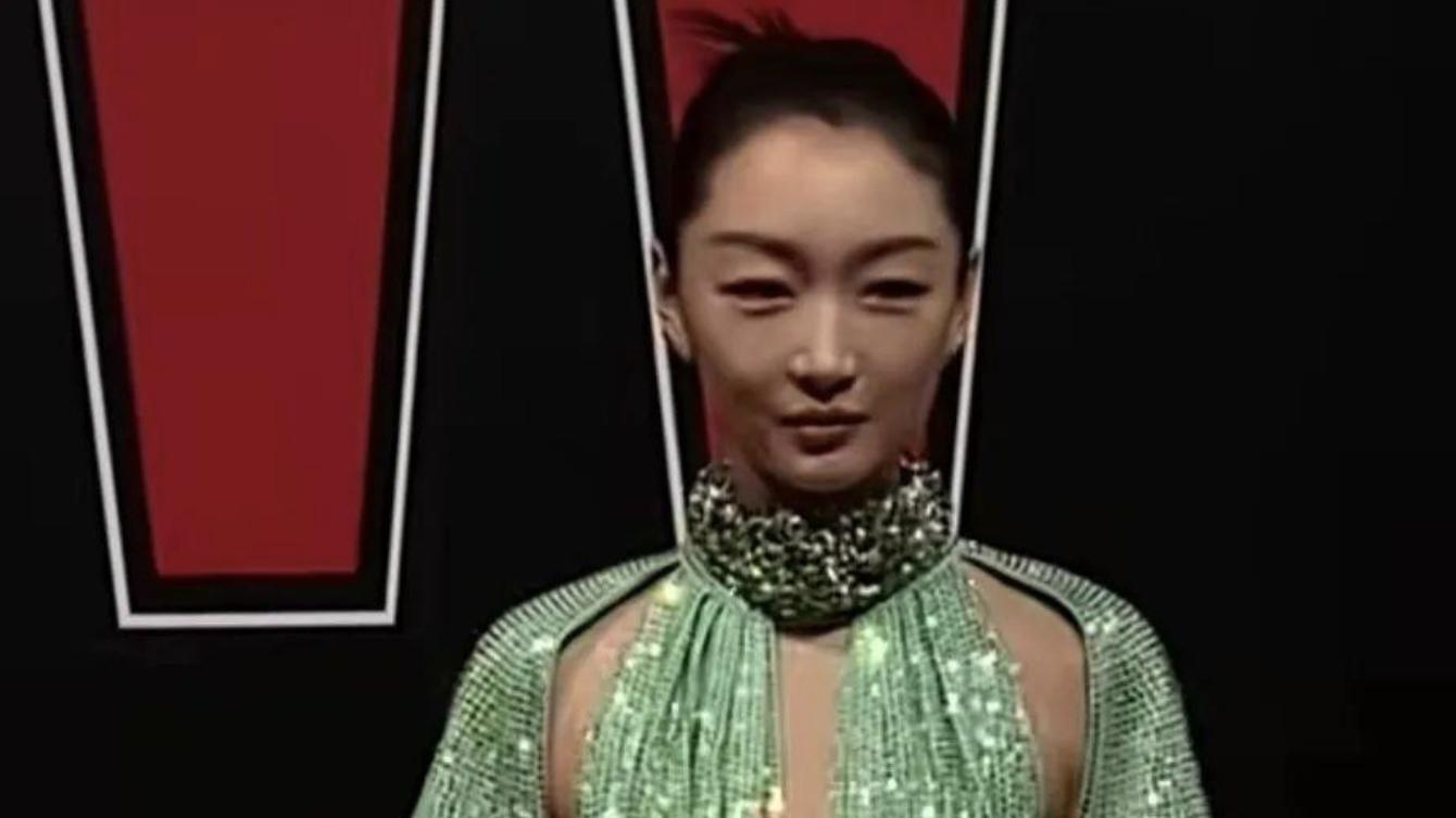 周冬雨红毯造型引争议，身材干瘪走性感风遭吐槽