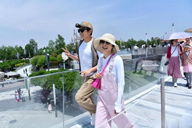 孙俪现身香港探亲被偶遇，凉鞋配长袜打扮独特，过度养生被吐槽