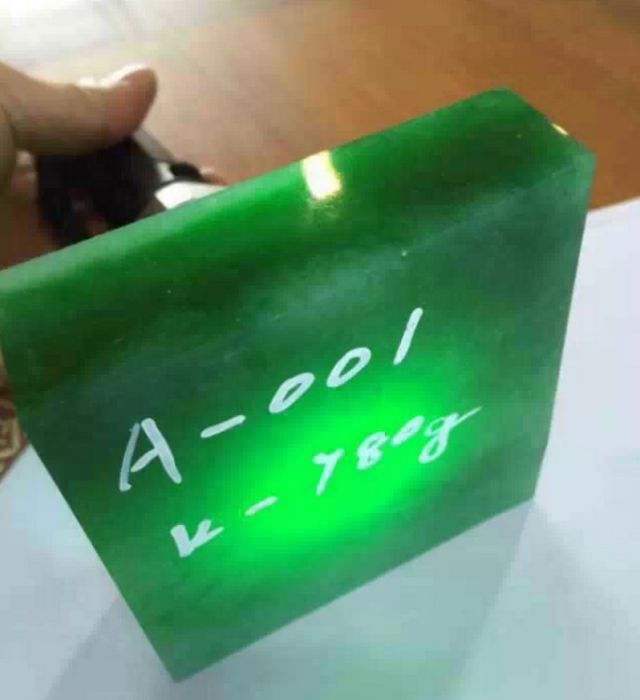 欣赏刚切开的翡翠毛料