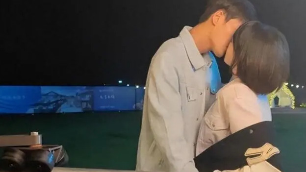 电视剧为啥只拍上半身？镜头下移后，网友：笑出猪叫声