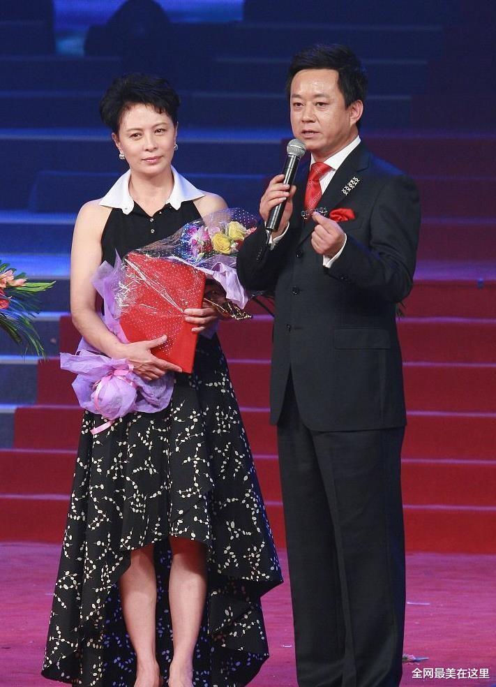 短发 蒋勤勤罕被抢风头,短发配深V裙风情却老气,不及刘佳碎花裙清爽