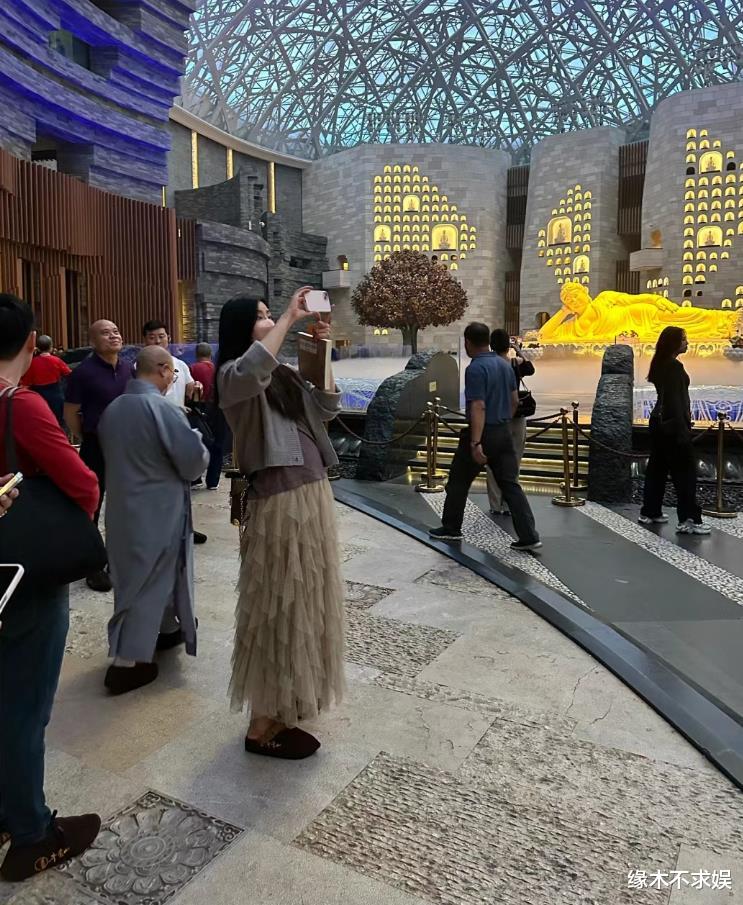 王祖贤南京再被偶遇！热情合影四处自拍，比例被嘲五五分，肚腩太大！