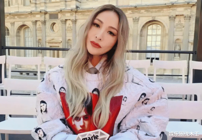 李玟轻生离世，萧亚轩痛哭不止，同病相怜患抑郁刚手术，网友担忧