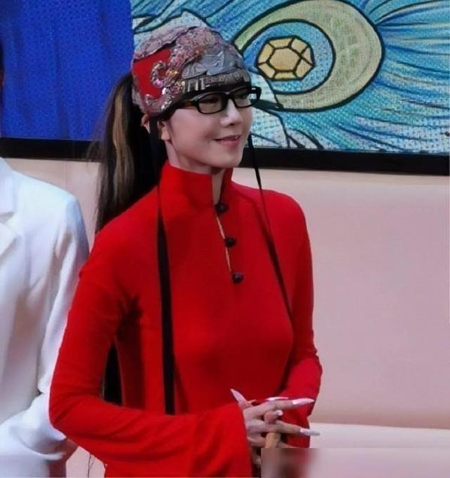 杨丽萍|小彩旗变成小太妹,失望的杨丽萍重新培养小白兔为接班人