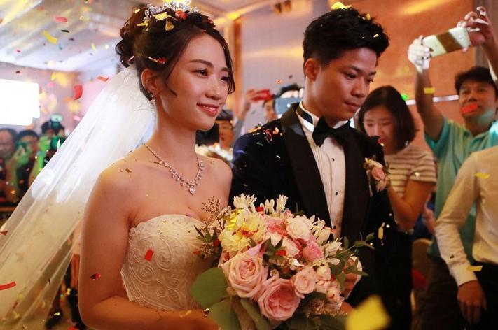 浪漫！苏炳添为妻子送惊喜，深夜10点10分晒全家福，两个儿子帅气