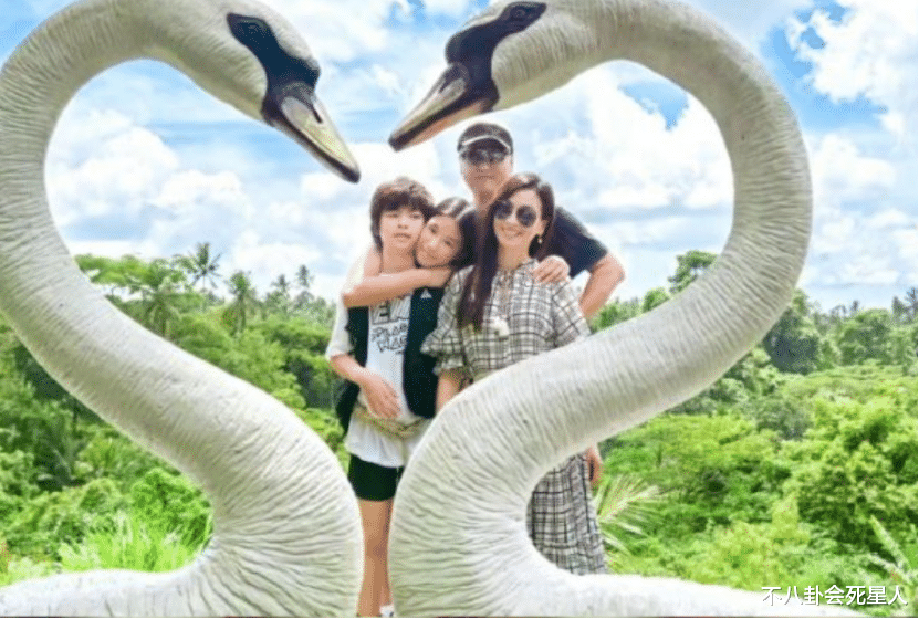 张庭14岁女儿:身材高挑不像爸妈,住2亿豪宅,一年学费33万