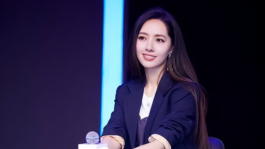 向佐一家参加好友婚礼，小奶皇开心激动，郭碧婷穿着简单五官迷人