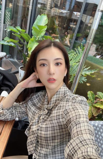 57岁郭富城于安徽现身：拜见59岁岳父弯腰敬酒，与岳母亲戚开心聚餐