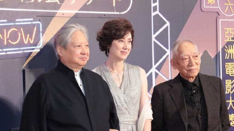 洪金宝|71岁洪金宝暴瘦拄拐走红毯，58岁港姐妻子贴心搀扶，身材颜值出众