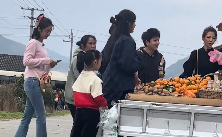 “看似完美艳丽,实则满脸皱纹”的不老女神们,生图才是人间真实