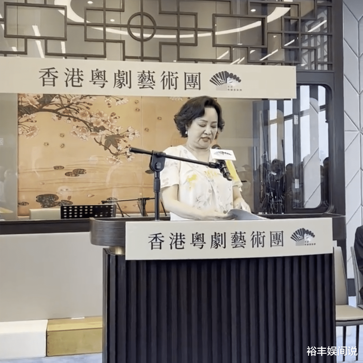 陈婉珍|赌王家族大团结！梁安琪给陈婉珍送花篮，何超琼何超凤亲自到场