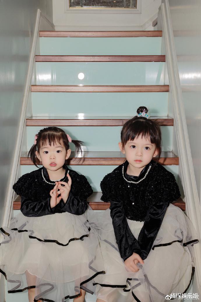 樊少皇|樊少皇娇妻晒俩女儿萌照，饭兜饭团穿公主裙同框，颜值差距明显