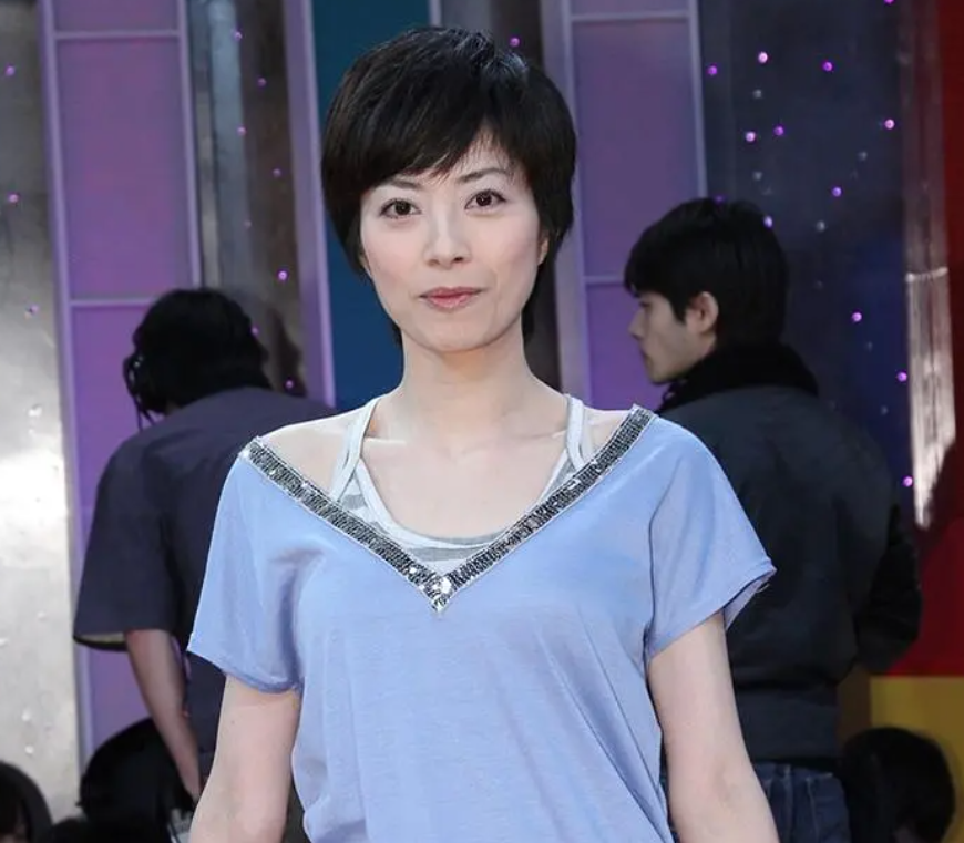 成龙|44岁徐怀钰现身公园跑步，穿露腰背心手臂纹身抢镜，丰满身材很迷人