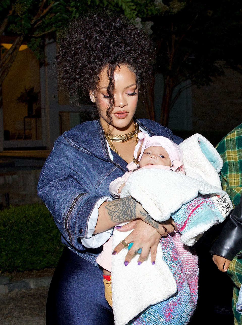 蕾哈娜二胎产后首次亮相!一家四口首次亮相,二胎小儿子正脸来了