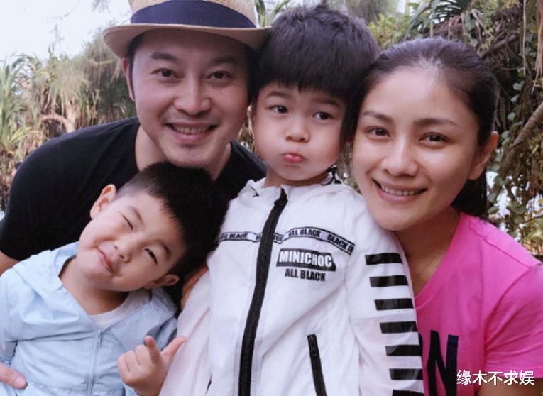 二字影帝出轨风波升级，和嫩模KTV卫生间亲热被撞见，身份被扒！