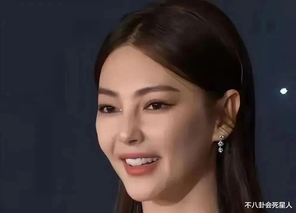 在红毯上勒出赘肉的张雨绮,把她的“中年尴尬”展现得淋漓尽致