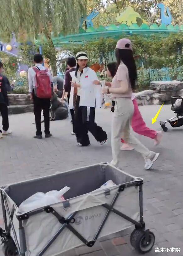 李小璐母女国庆被偶遇,10岁甜馨黑到认不出,还对李小璐翻白眼!