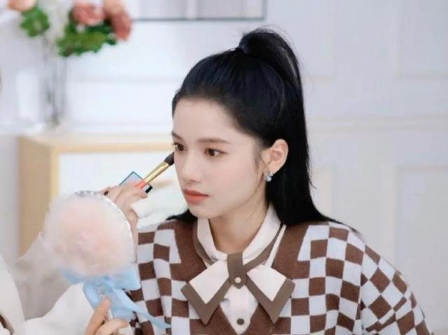 张婧仪平刘海造型引爆热议：时尚新潮流还是审美大冒险？