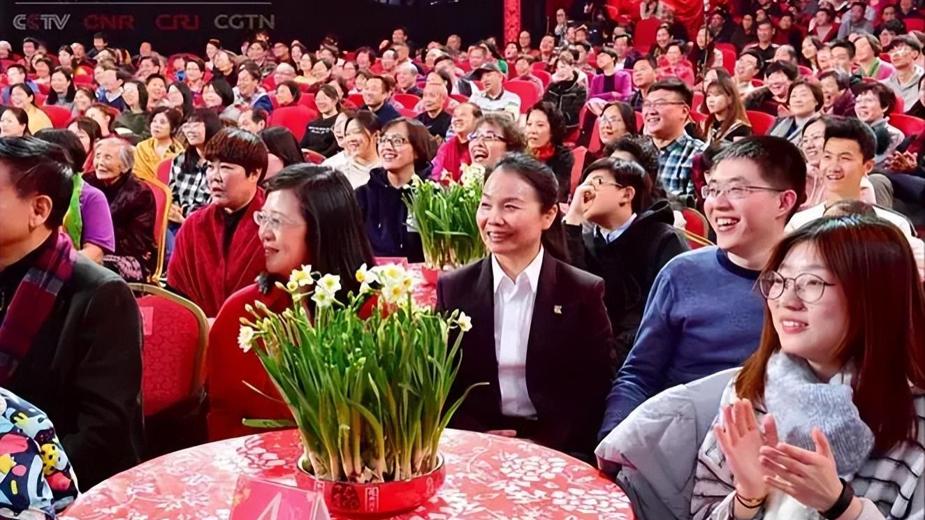 春晚|春晚从不对外售票，那台下观众都是哪里来的？赵本山回应一针见血