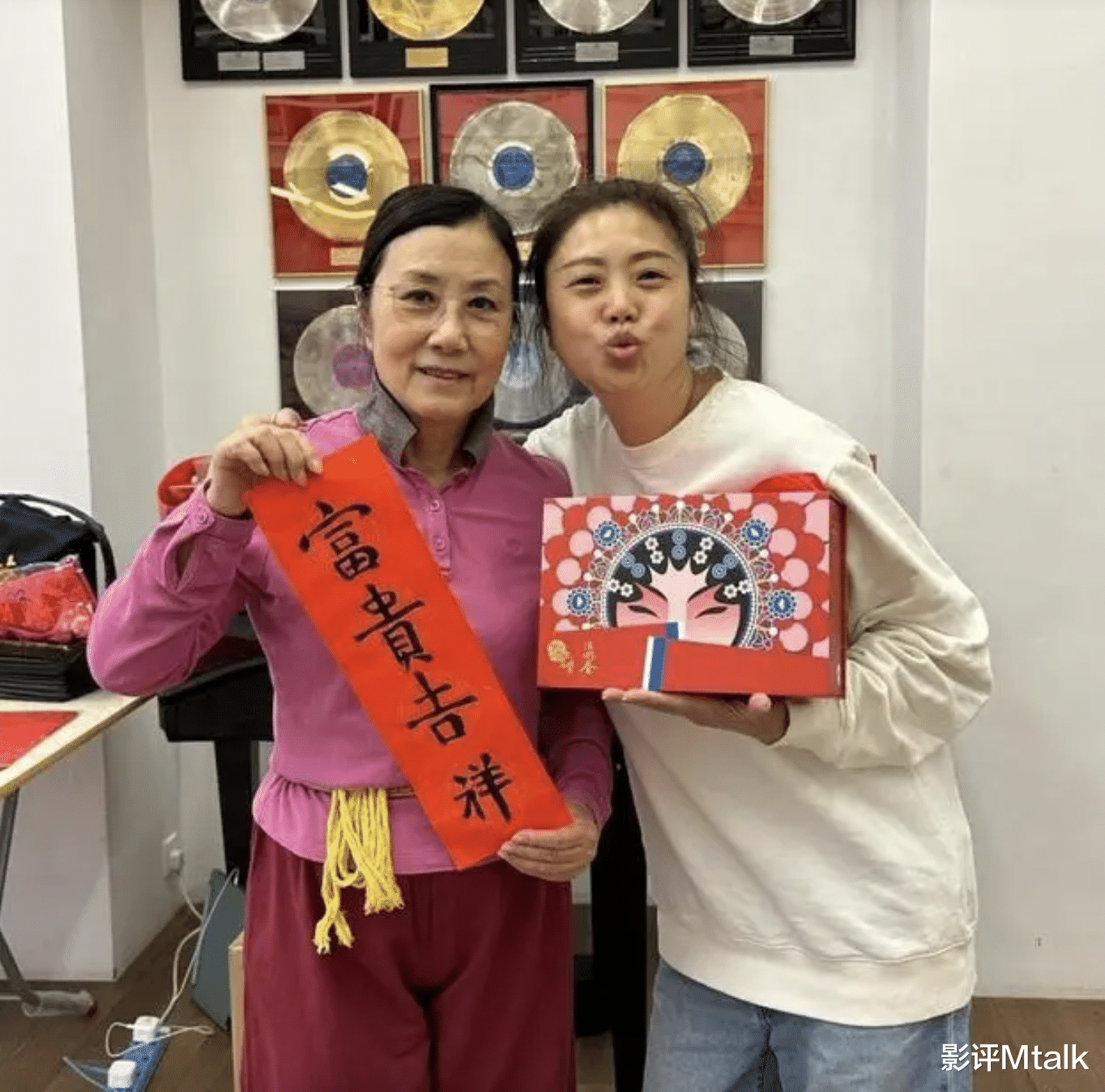 57岁退圈女星拜访76岁汪明荃!满脸色斑黑眼圈严重,比阿姐还显老