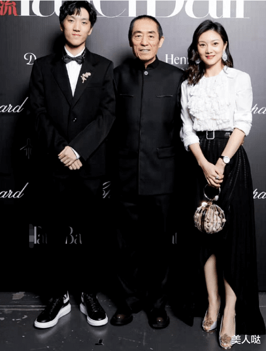 陈婷终于熬出头了!一身奢牌配全套珠宝贵妇范十足,把张艺谋都秒成陪衬了