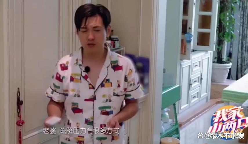 严宽迪士尼被偶遇,撇妻子和其他美女带娃外出,主动示好引争议