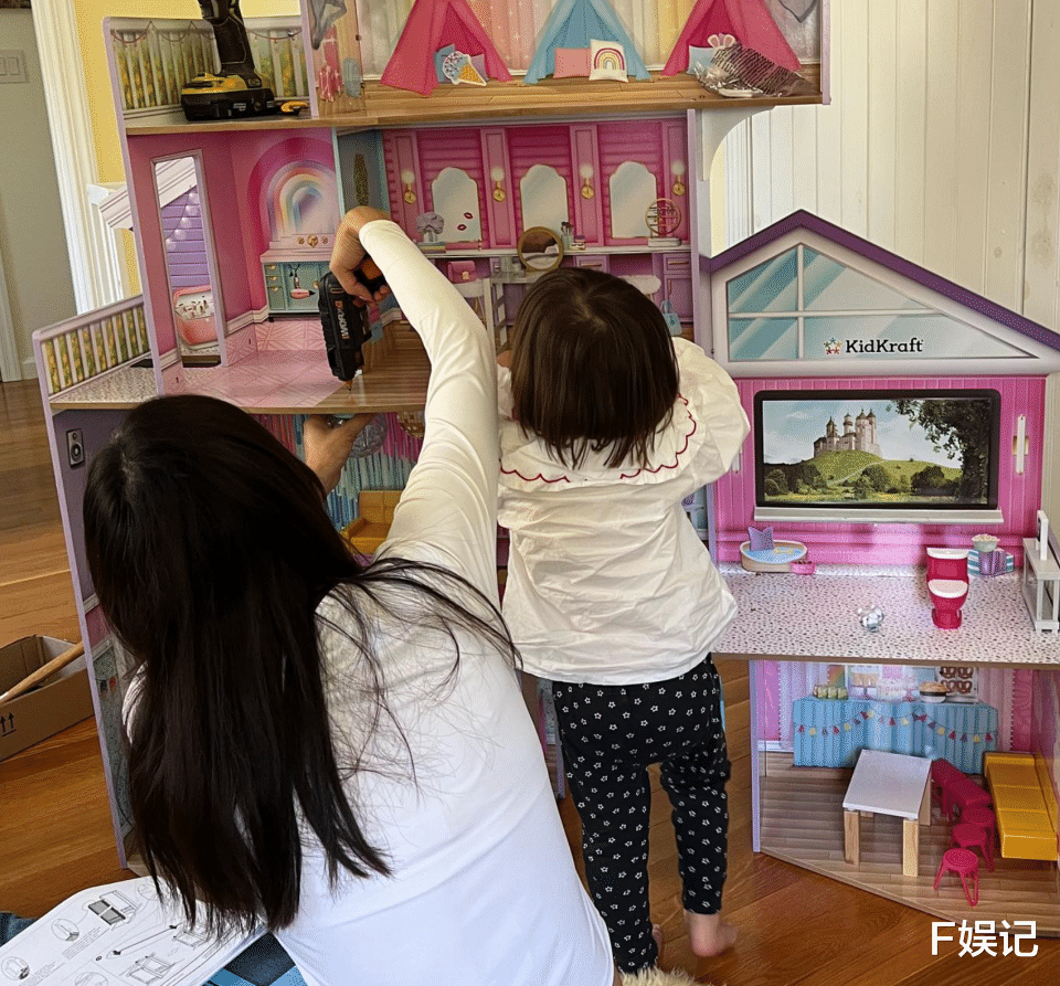 陈法拉晒和外籍老公恩爱合影 夫妻俩坐在一起烤火喝酒聊天很甜蜜