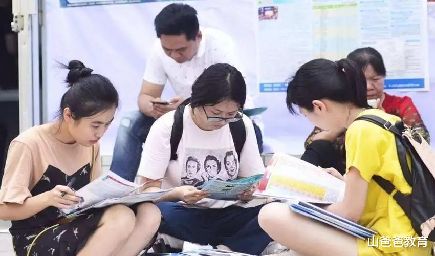 |大学毕业生别乱签“三方协议”，今年新坑换旧坑，坑坑挨着应届生