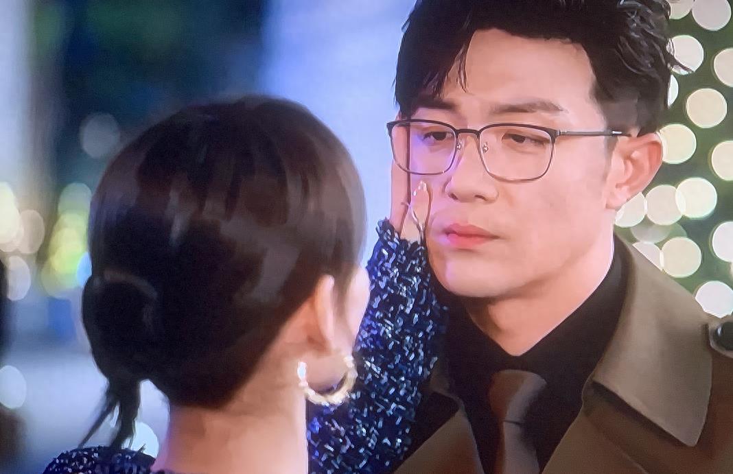 条件不符就别尬演“小三”,36岁的张嘉倪告诉你,啥是教科书式撩汉