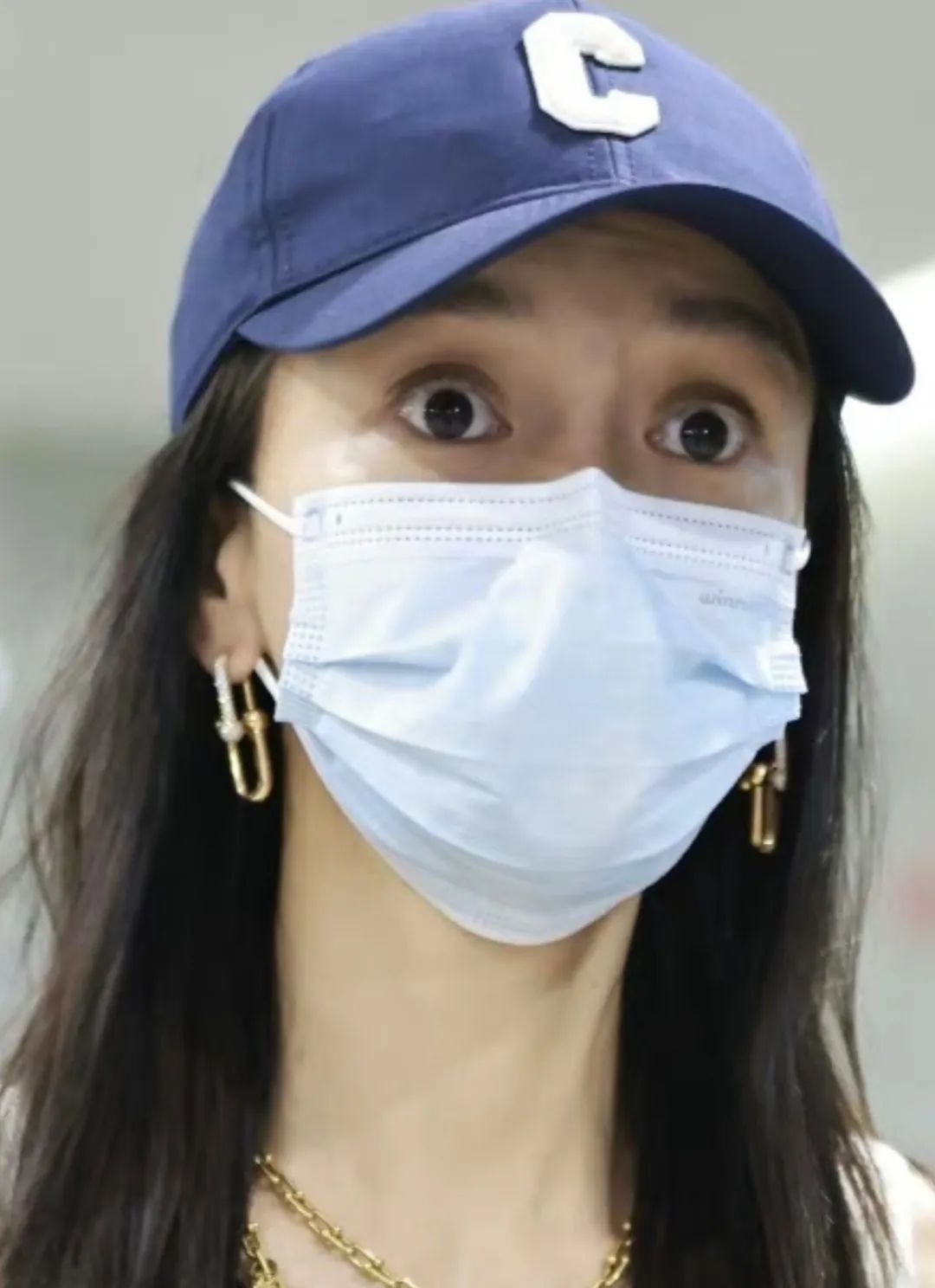 34岁杨颖带娃现身机场！被拍后表情惊恐，身材抢眼皮肤白皙显年轻