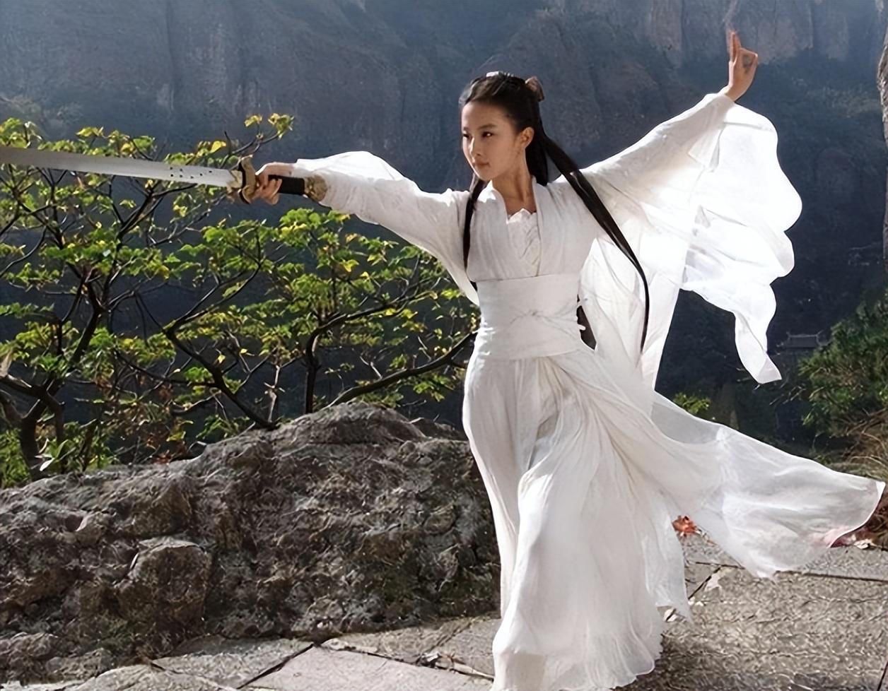 事实证明,35岁还“黑料不断”的刘亦菲,始终难逃“干爹”陈金飞